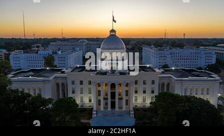 La lumière du soleil d'or atteint l'horizon montrant autour de la capitale statehouse à Montgomery, en Alabama Banque D'Images