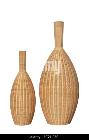 La décoration des éléments isolés. Close-up de deux grands vases panier en osier vide isolé sur un fond blanc. Banque D'Images