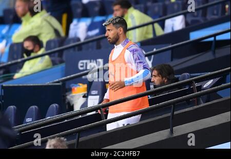 Sergio Aguero de Manchester City marche dans les stands pendant le match de la Premier League au Etihad Stadium, Manchester. Banque D'Images