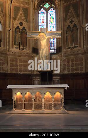 Assise Ombrie Italie. Intérieur, presbytère avec vue sur l'autel principal et crucifix à l'intérieur de l'église de Santa Maria Maggiore construit XI - XII siècle. Banque D'Images