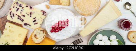 Un panorama de fromages, tiré du dessus. Assiette de fromages à plat. Banque D'Images