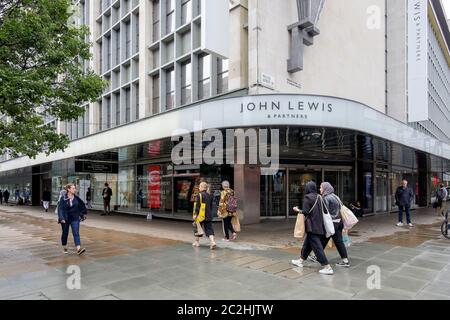 17 juin 2020. Malgré l'assouplissement par le gouvernement des mesures de confinement de Covid-19 permettant aux points de vente non essentiels en Angleterre de rouvrir le grand magasin John Lewis d'Oxford Street reste fermé. Londres, Royaume-Uni. Banque D'Images