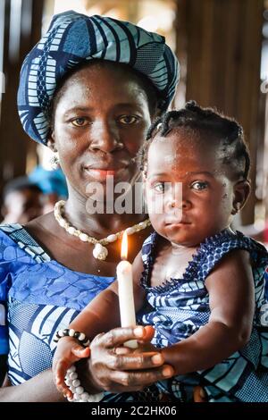 Mère avec sa jeune fille baptisée dans une chapelle du village de Nzulezo dans le lac Amansura / Ghana Banque D'Images