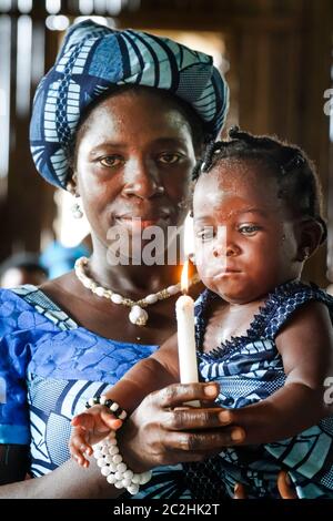 Mère avec sa jeune fille baptisée dans une chapelle du village de Nzulezo dans le lac Amansura / Ghana Banque D'Images