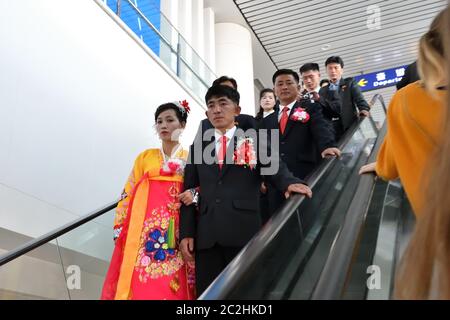 Pyongyang, Corée du Nord - 29 avril 2019 : couple de jeunes mariés coréens à l'aéroport international de Pyongyang Banque D'Images