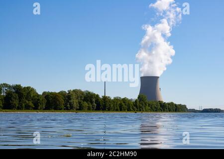 Niederaichbach, Bavière/Allemagne - 06.02.2020 la centrale nucléaire d'Isar qui a été fermée en 2011 par un beau temps Banque D'Images
