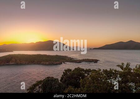 Îles Vierges britanniques, vue panoramique sur le lever du soleil des Caraïbes sur Little Camanoe et Tortola Banque D'Images