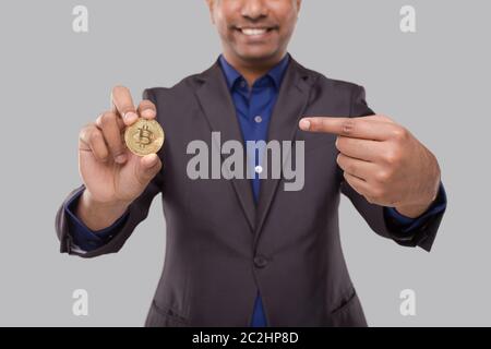 Homme d'affaires pointant vers Bitcoin. Devise Cypto homme d'affaires. Banque D'Images