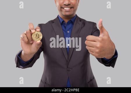 Homme d'affaires montrant Bitcoin et Thumb Up. Devise Cypto homme d'affaires. Banque D'Images