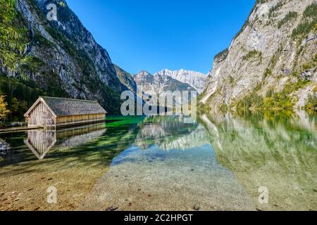 La belle Obersee, dans les Alpes bavaroises avec un hangar en bois Banque D'Images