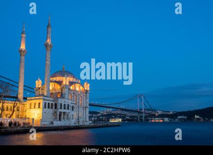 Mosquée Ortakoy et pont du Bosphore (pont des martyrs du 15 juillet) vue nocturne. Istanbul, Turquie. Banque D'Images