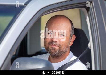 homme barbu assis dans sa voiture Banque D'Images