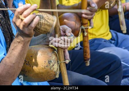 Joueurs de berimbau pendant la présentation de la capoeira brésilienne Banque D'Images