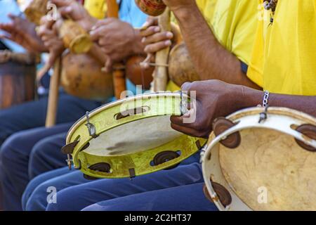 Tambourine, berimbau et autres instruments joueur pendant la présentation de la capoeira brésilienne Banque D'Images