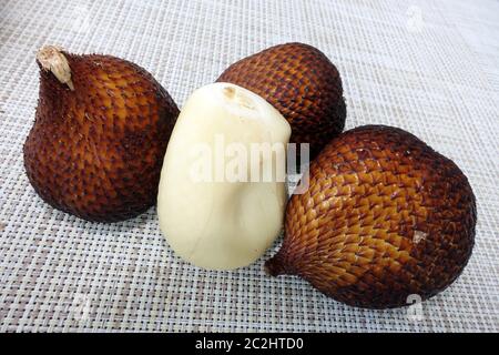 Schlangenhautfrucht Salak-Frucht droits oder der Salakpalme (Salacca zalacca)Manado, Sulawesi, Indonesia Banque D'Images