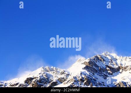 Photo de la neige déplacée par le vent Banque D'Images