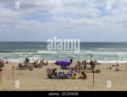 Rome, Italie. 17 juin 2020. Plage libre de Castelporziano (Rome) pendant la phase 3. Les pôles indiquent la distance dans les plages libres de la côte de Rome. Chaque pôle garantira l'utilisation de 25 mètres carrés de plage et peut contenir un maximum de 6 personnes. (Photo de Patrizia Corteltessa/Pacific Press) crédit: Agence de presse du Pacifique/Alay Live News Banque D'Images