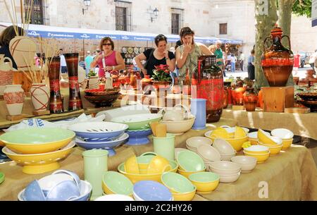 Bols et objets en porcelaine dans un stand d'une foire de poterie à Zamora. Banque D'Images