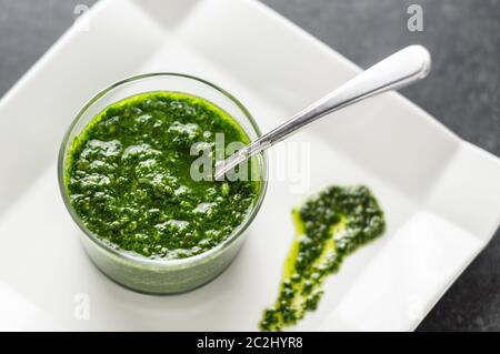 Sauce pesto au basilic frais maison dans un pot en verre. Originaire d'italie, le pesto est généralement fait avec du basilic et utilisé comme sauce pour les pâtes. Banque D'Images