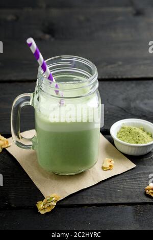 Smoothie fait avec du thé vert en poudre (également appelé matcha). Ce smoothie vert est non seulement délicieux, mais il est également rempli d'antioxydants. Banque D'Images