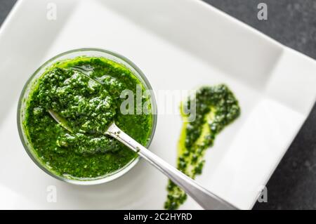 Sauce pesto au basilic frais maison dans un pot en verre. Originaire d'italie, le pesto est généralement fait avec du basilic et utilisé comme sauce pour les pâtes. Banque D'Images