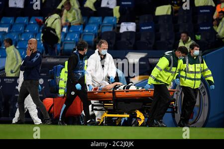 Eric Garcia de Manchester City est étiré après une collision avec le gardien de but Ederson comme directeur PEP Guardiola (à gauche) regarde pendant le match de la Premier League au Etihad Stadium, Manchester. Banque D'Images