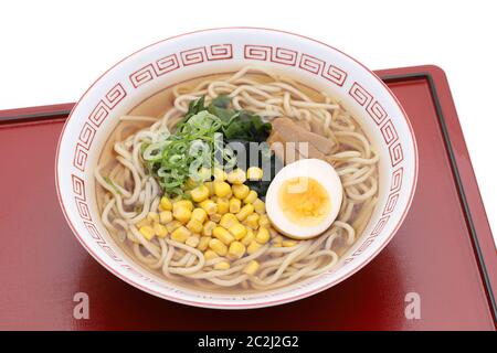 Sauce japonaise aux soy nouilles ramen dans un bol sur plateau rouge Banque D'Images