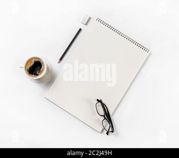 Sketchbook, verres, tasse de café, un crayon et une gomme. Modèle vierge mise à plat Banque D'Images