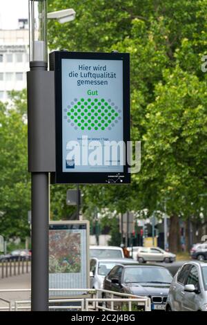 Les Smart Poteaux, les réverbères intelligents, les essais de course, EON et la ville d'Essen testent des lanternes qui mesurent les données environnementales, offrent de l'électricité pour Banque D'Images