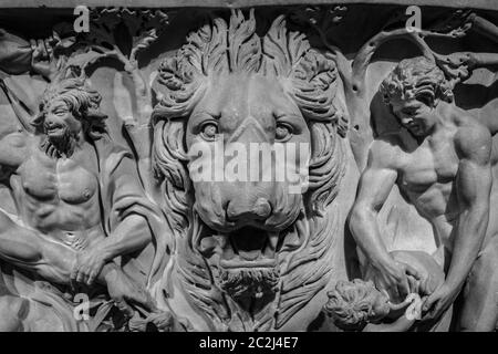 Moscou, Russie - 9 novembre 2017 : Musée Pouchkine des Beaux-Arts. Relief de la tête du lion antique sur le mur. Mythologie pierre art bas-re Banque D'Images