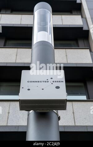 Les Smart Poteaux, les réverbères intelligents, les essais de course, EON et la ville d'Essen testent des lanternes qui mesurent les données environnementales, offrent de l'électricité pour Banque D'Images