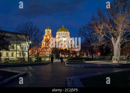 Saint cathédrale Alexandre Nevski à Sofia, en Bulgarie, la nuit. Banque D'Images