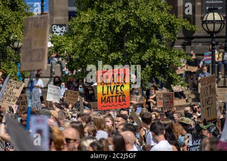 Leeds, Royaume-Uni, 14 juin 2020 : les personnes noires comptent des manifestants dans le centre-ville de Leeds pour protester contre les vies noires, tenant un panneau rouge et jaune indiquant Banque D'Images