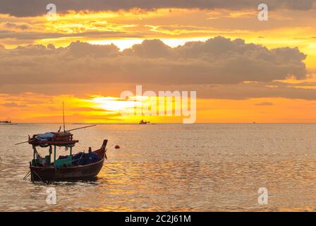 Sunset Beach, Phra Bang il y a des bateaux sur la scène Banque D'Images
