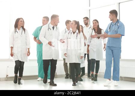 de jeunes médecins traversent le couloir hospitalier Banque D'Images