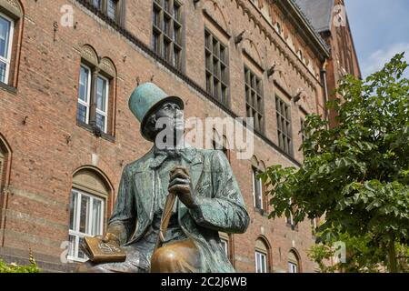 Statue de Hans Christian Andersen de Henry Luckow-Nielsen, devant le parc Tivoli Aumusement Banque D'Images