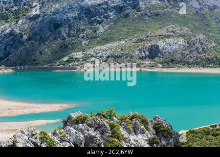 Vue magnifique sur le barrage de Cuber dans la Sierra de Tramuntana, à Majorque, Espagne Banque D'Images