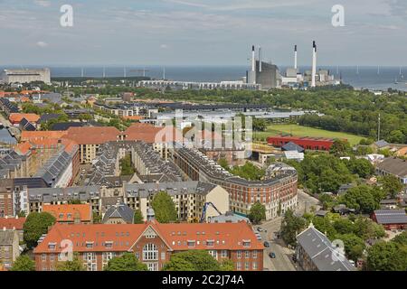 Horizon de la ville scandinave de Copenhague au Danemark pendant une journée nuageux Banque D'Images