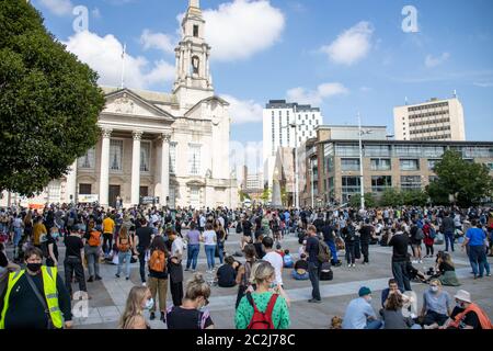 Leeds, Royaume-Uni, 14 juin 2020 : des manifestants dans le centre-ville de Leeds protesté contre la Black Lives tenant des signes Banque D'Images