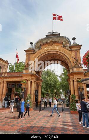 Porte d'entrée principale du parc d'attractions Tivoli de Copenhague, Danemark Banque D'Images