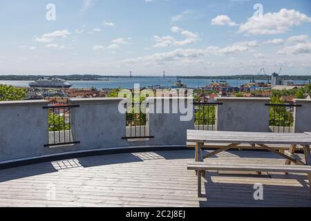 Vue sur une vieille tour d'eau blanche sur un rempart dans la ville de Fredericia, Danemark Banque D'Images