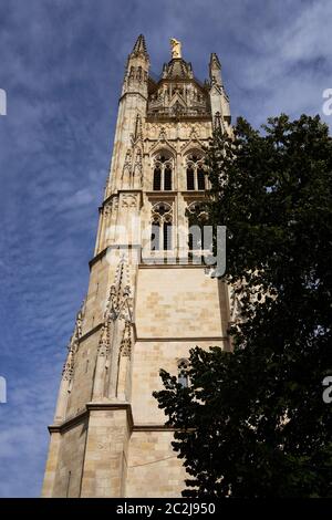 Regard vers le haut de la tour Pey-Berland, le clocher gothique indépendant de la cathédrale de Bordeaux, à côté d’un arbre, France Banque D'Images