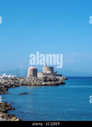 des bateaux amarrés près de la tour et du fort de saint nicholas sur le vieux port de rhodes Banque D'Images