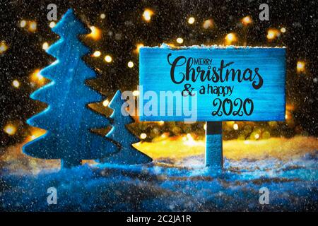 Signer Avec Calligraphie anglaise Joyeux Noël et une Bonne 2020. Blue Christmas Tree, neige et lumières Banque D'Images