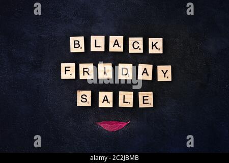 Le vendredi noir Vente bannière d'une texture de fond noir, avec une feuille d'automne et un lieu pour logo Banque D'Images
