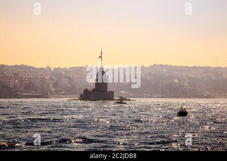 Construit au milieu du détroit de Bosporus, la tour Maidens ou Kiz Kulesi est l'un des monuments les plus reconnaissables d'Istanbu Banque D'Images