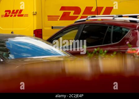 Bucarest, Roumanie - 25 mai 2020 une camionnette jaune DHL est vue dans une rue du centre-ville de Bucarest. Cette image est destinée à un usage éditorial uniquement. Banque D'Images