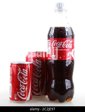 AYTOS, BULGARIE - 28 JANVIER 2014 : Coca-Cola isolé sur fond blanc. Coca-Cola est une boisson gazeuse vendue en magasin, Banque D'Images