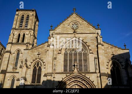 Église Saint Pierre avec sa fenêtre gothique et son clocher dans la vieille ville de Bordeaux, France Banque D'Images