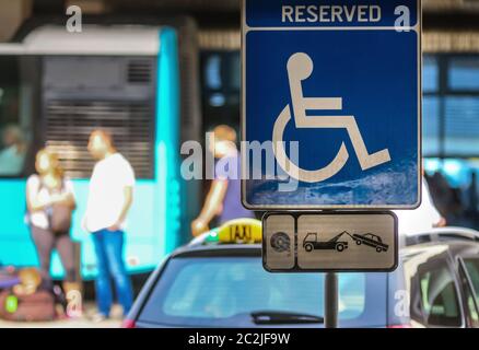 Bucarest, Roumanie - 15 juillet 2019 : Un réservés au stationnement pour personnes handicapées (réservés Mobilité Parking Sign) est vu dans le stationnement d'​​Henri Coanda Airp Banque D'Images